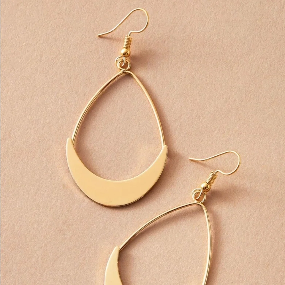 NWOT Gold Crescent Drop Earrings (1012)